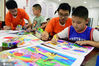 2020年8月5日，江苏大学志愿者在镇江市宝平社区指导小朋友描绘科学幻想画。