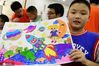 2020年8月5日，江苏省镇江市宝平社区一名小朋友在展示江苏大学志愿者指导他描绘的科学幻想画。
