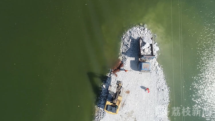 决口|持续奋战96小时，安徽安庆怀宁县区大圩决口完成封堵｜荔枝军事