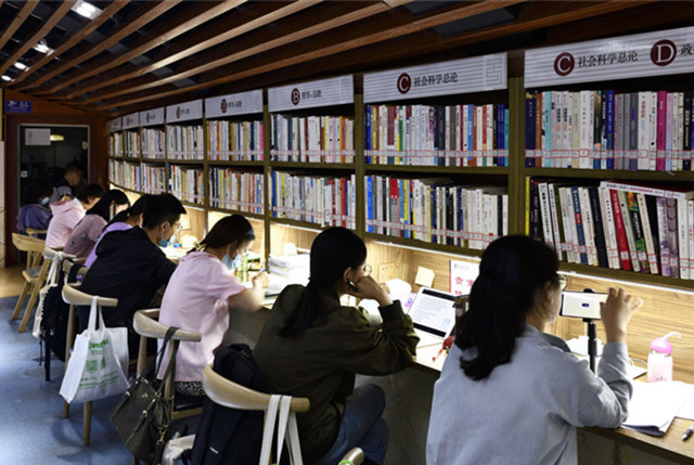 重庆24小时城市书屋开放，晚上十点仍座无虚席