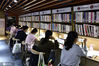 2020年8月4日晚上10点，重庆沙坪坝，重庆图书馆24小时城市书屋内景一角。正在读书的读者们。