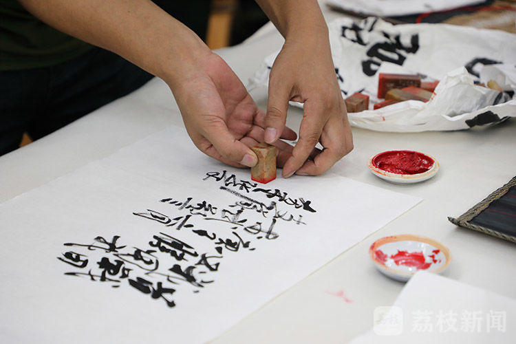 军营|武警宿迁支队：书画艺术进军营 绘就军民鱼水情丨荔枝军事