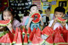 8月6日，连云港市核电幼儿园小朋友在吃西瓜“啃秋”，迎接立秋的到来。