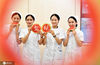 2020年8月6日，安徽，安徽省亳州市中医院的护士在吃西瓜“啃秋”，迎接立秋的到来。刘勤利/IC photo