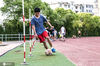 2020年4月27日，江西省吉安市新干中学体育特长生正在进行足球绕杆训练。李福孙/IC photo
