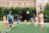 2020年7月13日，贵州省仁怀市实验小学足球场内，参加暑期足球兴趣班的小学生在进行足球训练。 陈勇/IC photo
