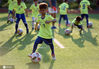 2020年7月24日，孩子们在教练带领下通过做游戏方式提升足球技能。江苏省淮安市淮阴实验小学是全国青少年足球特色学校之一。暑假来临，学校提高对青少年足球的训练力度和强度，通过专业训练和游戏相结合的方式，让孩子们在娱乐中提升足球技能。贺敬华/IC photo
