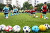 2020年8月5日，小学员在连云港市院前小学足球场进行足球基本功训练。王春/IC photo 编辑/陈进