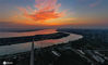 2020年8月7日拍摄的湖北省宜都市朝霞映红长江与清江的美景。
