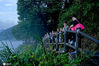 2020年8月7日，湖南省郴州市资兴市，来自全国各地的游人在观赏小东江江面的雾漫奇观，形似一幅壮美的水墨山水画，犹如最美梦幻的仙境。
