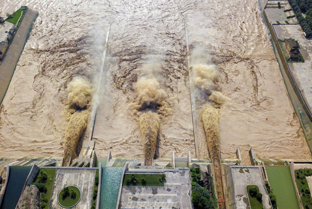 黄河发生2020年第3号洪水 小浪底水库泄洪场面壮观