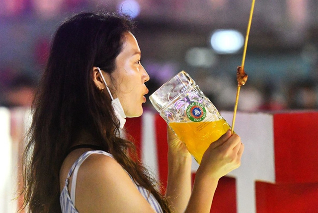 第30届青岛国际啤酒节开幕 山东青岛市民喝啤酒吹海风享受初秋周末