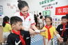 2020年9月11日，浙江省东阳市红十字救援队员在江北小学教育集团月亮湾校区教小学生在学急救技能。