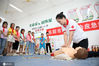 红十字会与红新月会国际联合会将每年9月的第二个周六定为“世界急救日”，这个国际组织希望通过这个纪念日，呼吁世界各国重视急救知识的普及，让更多的人士掌握急救技能技巧，在事发现场挽救生命和降低伤害程度。2020年9月11日是第21个世界急救日。2020年9月11日，浙江省东阳市红十字救援队员在江北小学教育集团月亮湾校区教小学生在学急救技能。IC photo 编辑/陈进