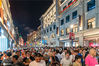 2020年9月12日，上海南京路步行街东拓段当晚正式开街，晚7时许，步行街河南中路至中山东一路沿线人山人海，现场人气爆棚。