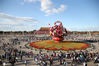长安街沿线也将布置10处各具特色的主题花坛，集中展现祖国发展的历史性成就。2018年9月23日下午，北京天安门广场，游客们在完工的“祝福祖国”巨型花篮旁参观游览。