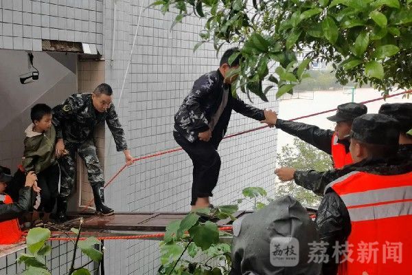 救援|80余名师生被洪水围困 武警官兵火速救援|荔枝军事