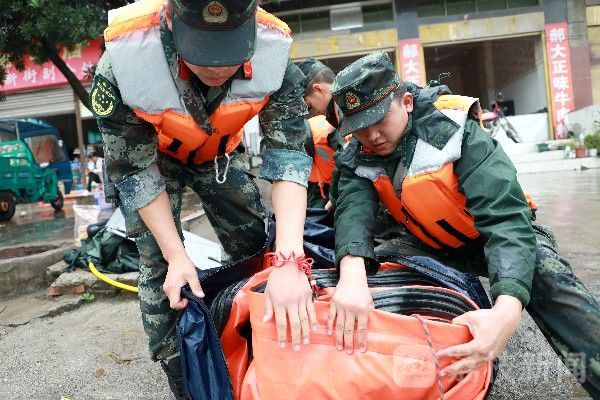 救援|80余名师生被洪水围困 武警官兵火速救援|荔枝军事