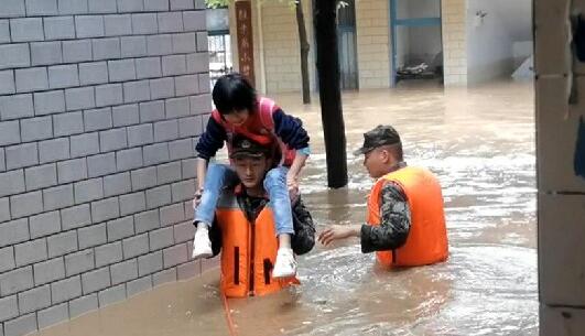 80余名师生被洪水围困 武警官兵火速救援|荔枝新闻