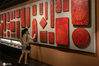 2020年9月17日，上海，观众在黄浦区复兴中路上的银行博物馆内参观。 博物馆位于复兴中路301号上海律师公会原址，展览面积近4000平方米，展出各类珍贵金融历史文物5000余件，是目前国内馆藏最丰富、珍稀文物最多的金融行业博物馆。