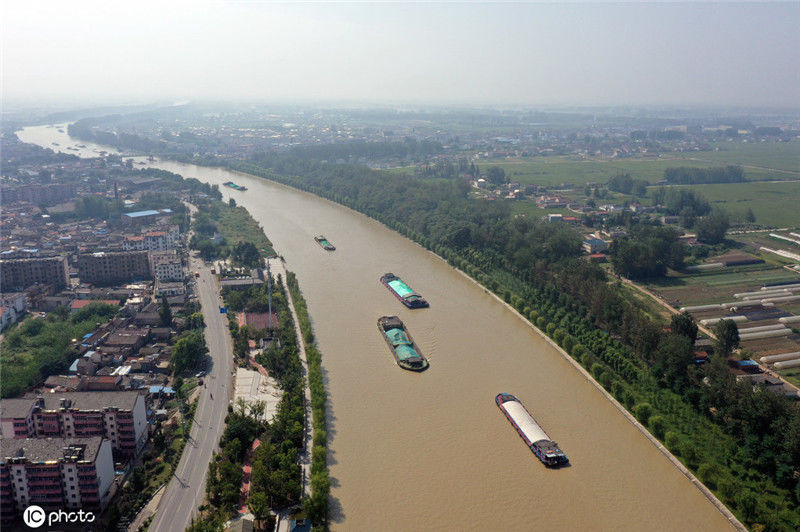 江苏扬州：“黄金水道”迎来“双节”运输高峰