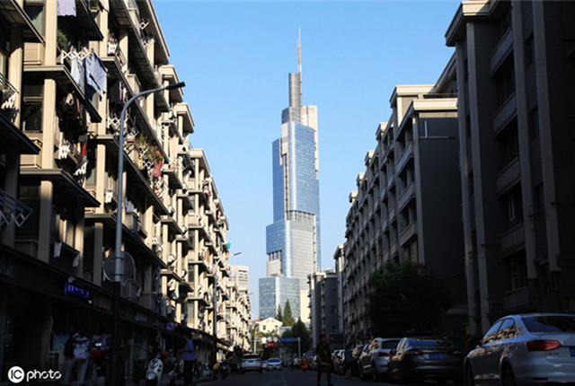 江苏南京：可拍江苏第一高楼绝佳视角 南京网红街引网友竞相打卡