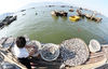 2020年9月20日，江苏连云港，连岛街道西连岛渔港码头，渔民在晾晒鱼干。