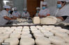 2020年9月21日，工人在湖北省襄阳市保康县双桂堂食品厂加紧制作传统月饼，供应市场，迎接中秋佳节。