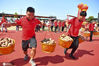 2020年9月18日，安徽， 在安徽省亳州市谯城区赵桥乡，农民在谯城区第三届农民丰收节上进行担红芋比赛。