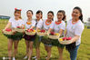 2020年9月21日，来自仪征市月塘镇的农家女子在丰收节启动现场大秀“蔬菜裙”。来源：IC photo 编辑.刘佳