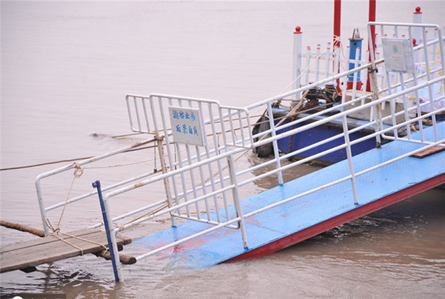 哈尔滨松花江超过警戒水位0.1米 江上轮渡游船全部停航
