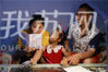  2020年8月30日，女儿周晏依已经6周岁，在镇里的中心幼儿园上大班，智力正常。鲍明富在淮安市区的一家建筑公司上班，做电工，只要有时间他都要骑电瓶车回家，教女儿和老婆识字。