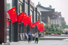 2020年9月23日，陕西西安。国庆临近，西安钟楼、大雁塔以及多个街道上红旗飘扬，节日气氛浓厚。