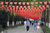 2020年9月23日，四川成都，人民公园悬挂国旗，红红火火迎中秋国庆双节。