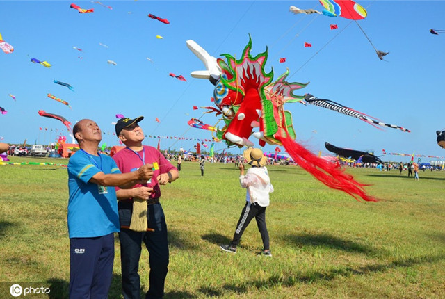 啥都能上天！第37届潍坊国际风筝会开幕，各式风筝争奇斗艳漫天飞舞