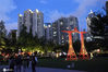  2020年9月26日，上海。一个个会摆动的不倒翁银色充气装置、一棵会说话的树、一组光怪陆离的“空气”……“2020中国•上海静安国际雕塑展”在静安雕塑公园开幕。9月26日至12月31日，整整96个日夜让你High到2020年最后一天。
