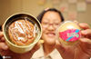 2011年8月4日，杭州，杭州人胃口越来越挑剔，今年最迷你月饼才20克。毛毛/IC photo
