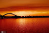 2020年9月2日，傍晚时分的哈尔滨松花江，在火一般红彤彤霞光映照下，满江潋滟波光如诗如画美不胜收。
