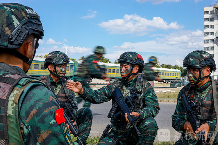 劫持|决胜分秒间！直击武警特战队员火车反劫持演练丨荔枝军事