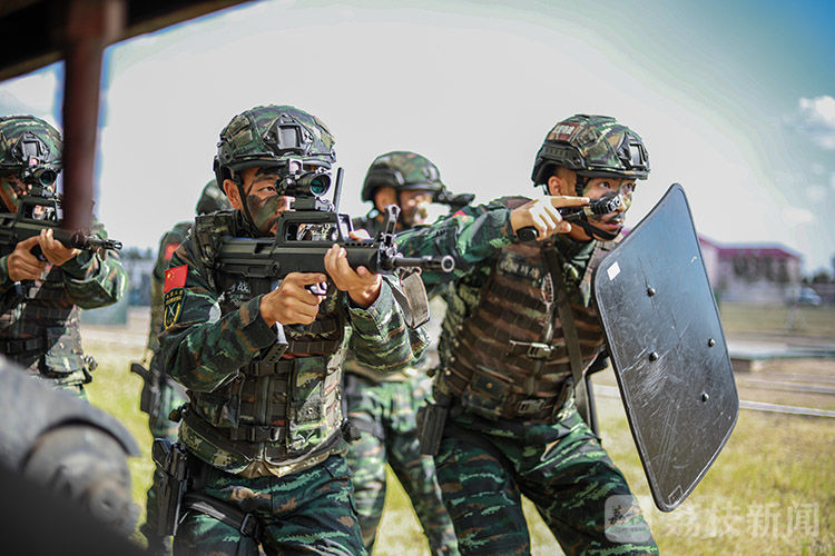 劫持|决胜分秒间！直击武警特战队员火车反劫持演练丨荔枝军事