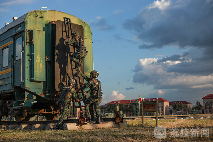 劫持|决胜分秒间！直击武警特战队员火车反劫持演练丨荔枝军事