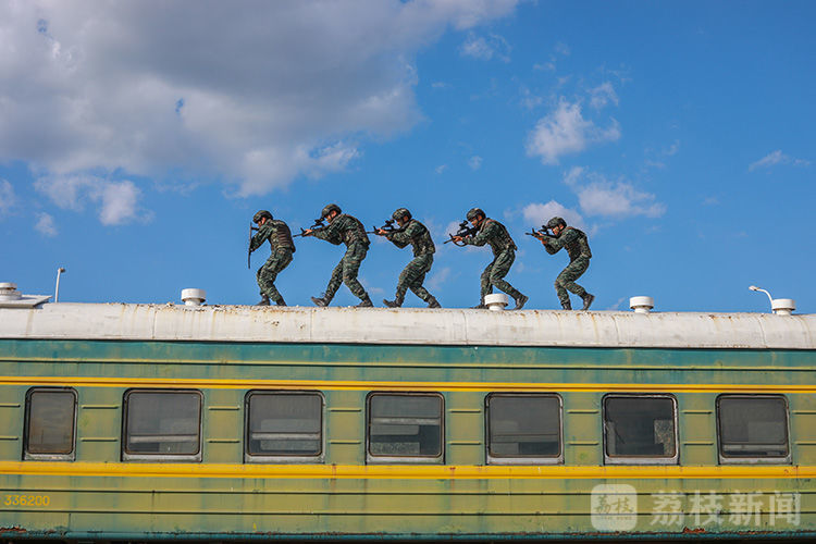 劫持|决胜分秒间！直击武警特战队员火车反劫持演练丨荔枝军事