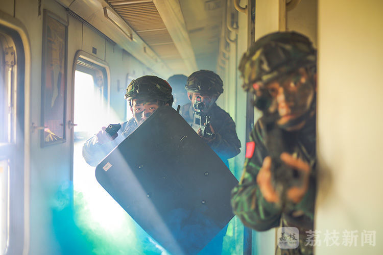 劫持|决胜分秒间！直击武警特战队员火车反劫持演练丨荔枝军事