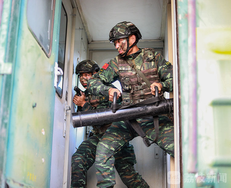 劫持|决胜分秒间！直击武警特战队员火车反劫持演练丨荔枝军事