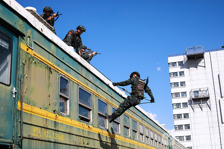劫持|决胜分秒间！直击武警特战队员火车反劫持演练丨荔枝军事