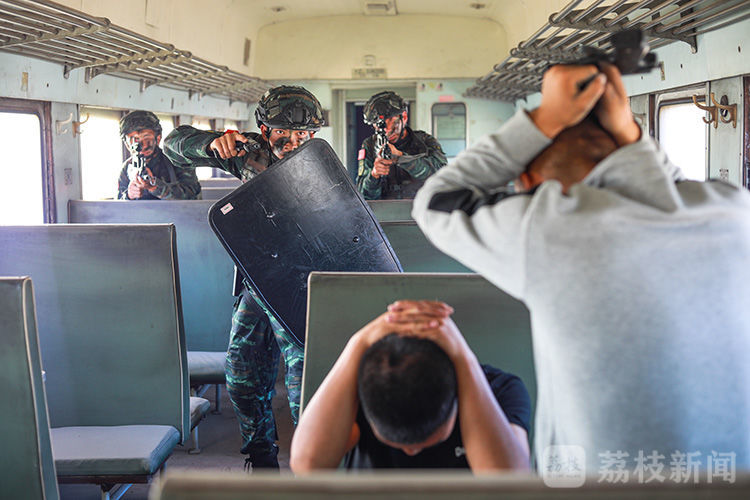 劫持|决胜分秒间！直击武警特战队员火车反劫持演练丨荔枝军事