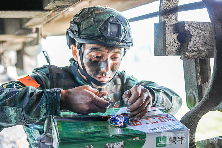 劫持|决胜分秒间！直击武警特战队员火车反劫持演练丨荔枝军事