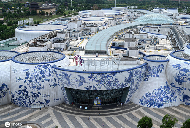 实拍世界最大青花瓷建筑群 由26个瓷器4万5千块瓷板8种图案构成