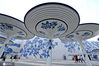 南昌巨型“青花瓷幕墙”建筑群总投资高达400亿人民币。26组青花瓷装饰纹样，取材于中国传统文化题材，以人们喜闻乐见，吉祥如意的寓意进行设计，同时也展示建筑的文化内涵。　