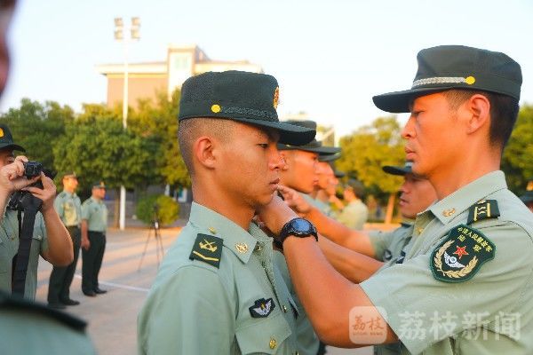 仪式|荣耀见证！晋衔仪式现场出现感人一幕!|荔枝军事